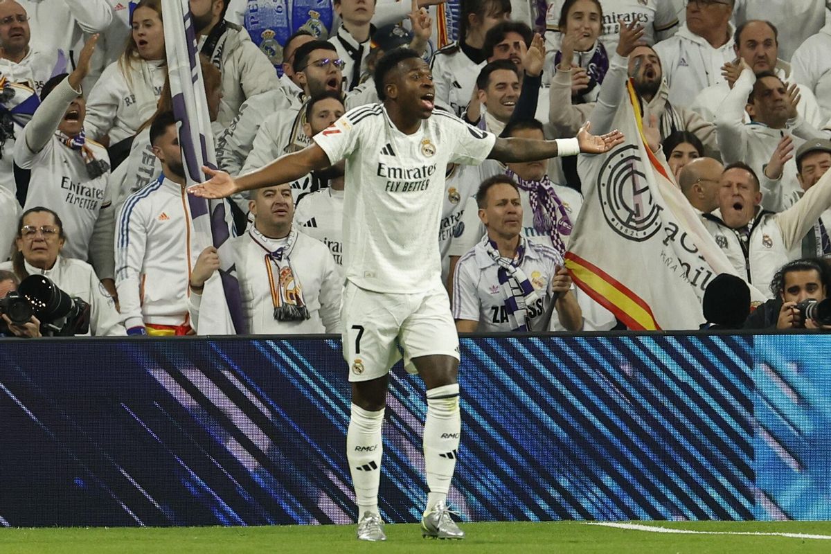 MADRID, 08/02/2025.- El delantero del Real Madrid Vinicius Junior, durante el partido de LaLiga de fútbol que Real Madrid y Atlético de Madrid disputan este sábado en el estadio Santiago Bernabéu. EFE/Chema Moya