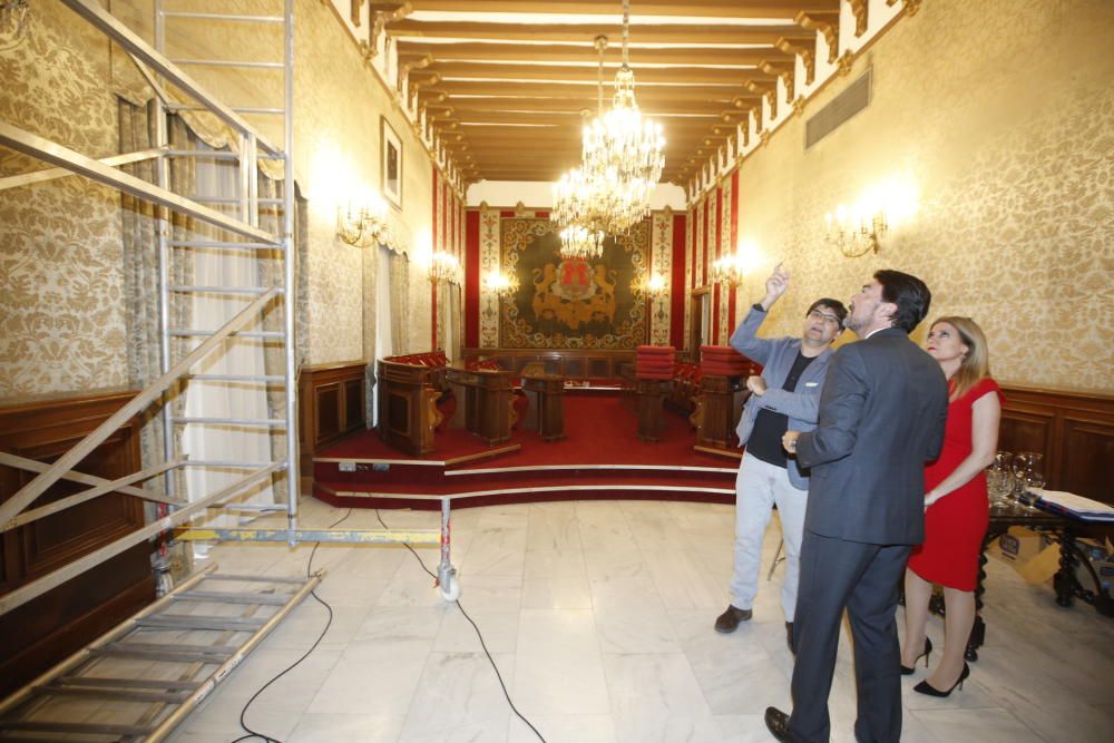 Pavón, Montesinos y Barcala observando el techo dañado en el salón de plenos.