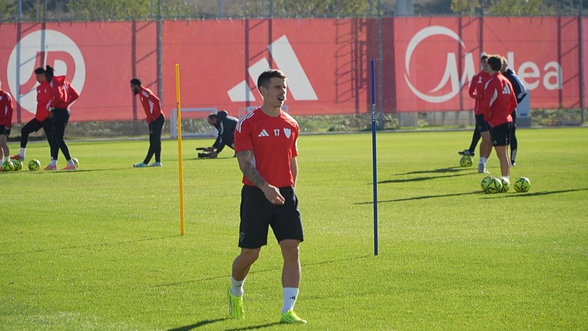 Alfon González en el entrenamiento del Sevilla en la CD José Ramón Cisneros Palacios