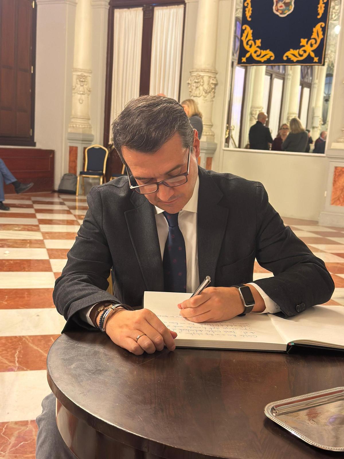 El alcalde de Córdoba firma en el libro de condolencias en la capilla ardiente de Fosforito.