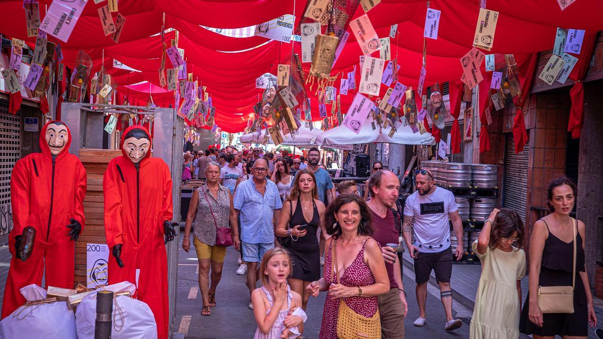 Decoración de la calle Providencia el día que empiezan las fiestas de Gràcia