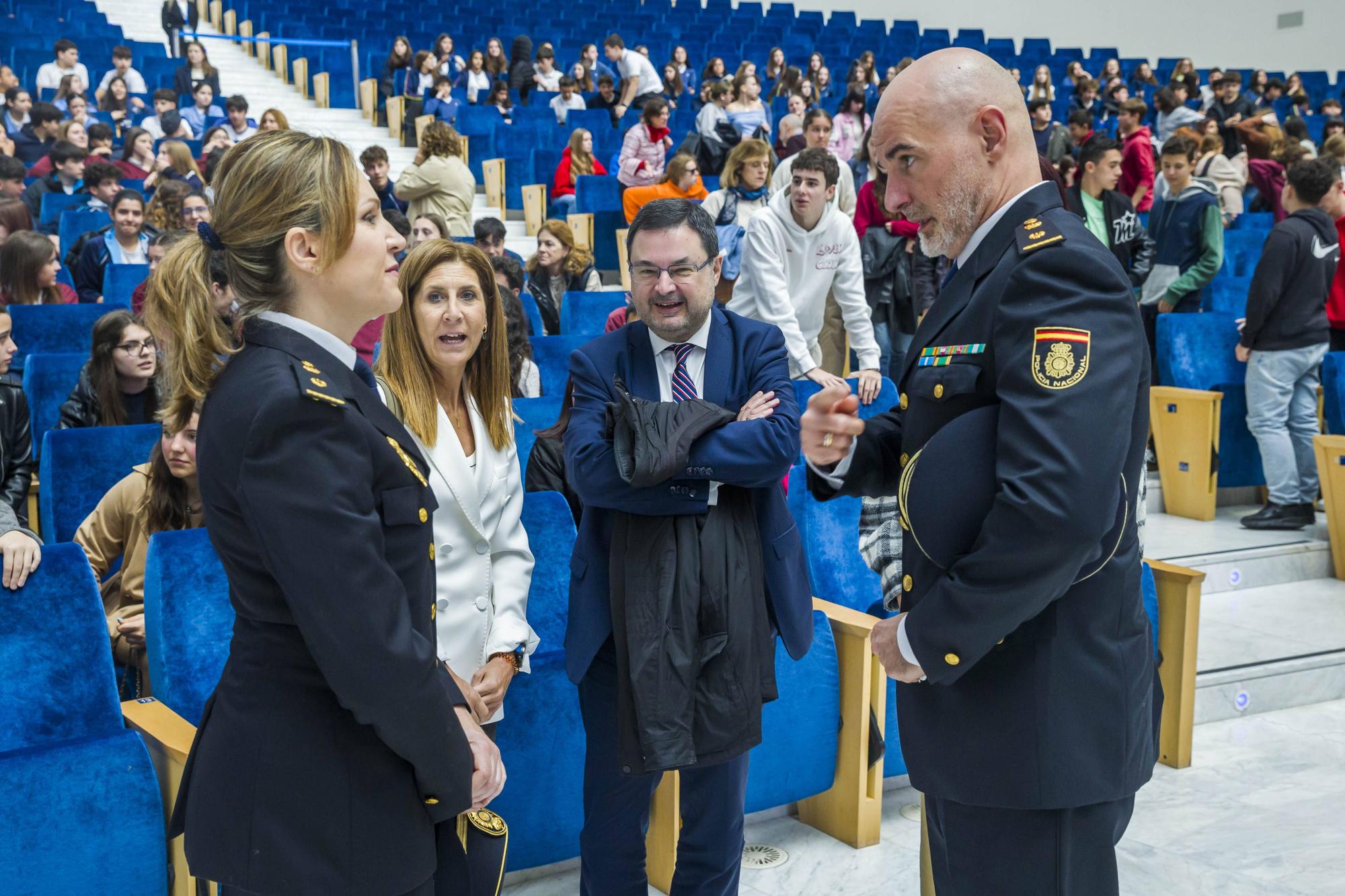 EN IMÁGENES: Así fue la conferencia de la jefa de la Policía Científica de Asturias ante centenares de escolares 

