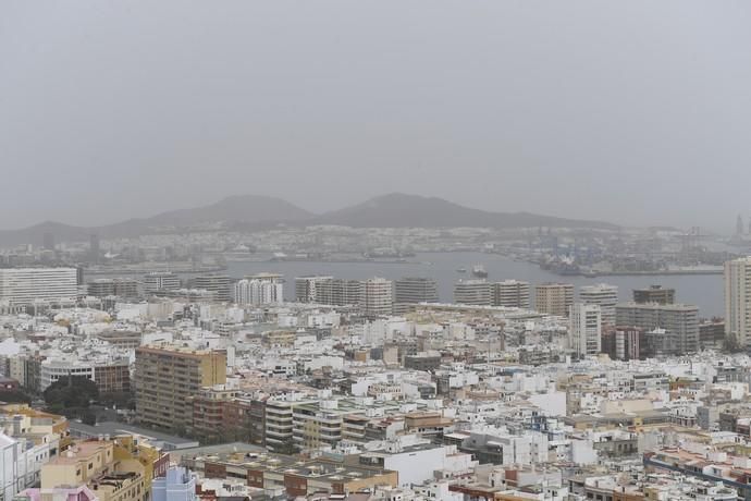 24-02-20 LAS PALMAS DE GRAN CANARIA. DIFERNETES LUGARES. LAS PALMAS DE GRAN CANARIA. METEOROLOGIA. Calima.    Fotos: Juan Castro.