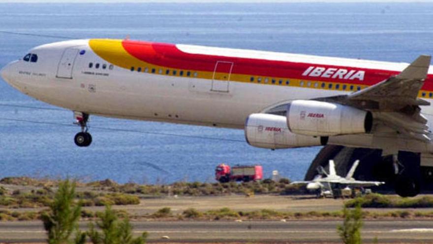 Un avión de la compañía Iberia despega en el aeropuerto de Gran Canaria.