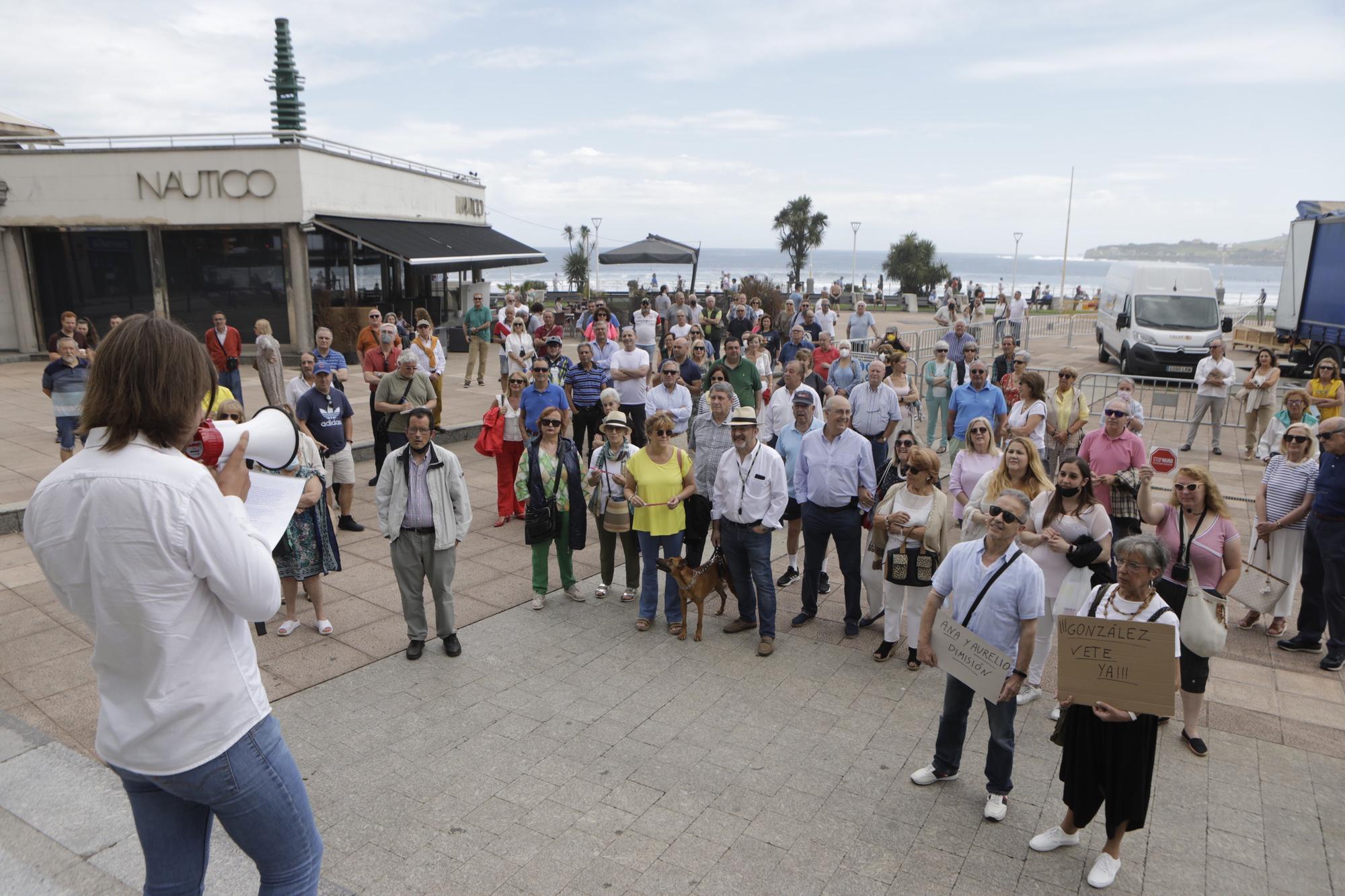 En imágenes: Así fue la protesta por el estado del paseo del Muro en Gijón