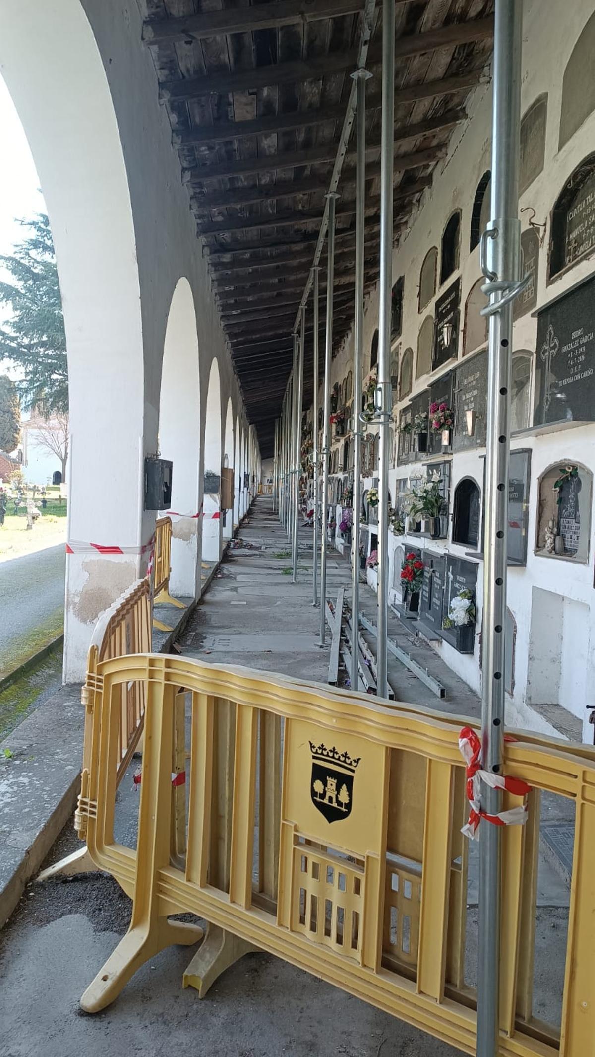 Acceso prohibido a los 300 nichos en mal estado del cementerio de Plasencia.