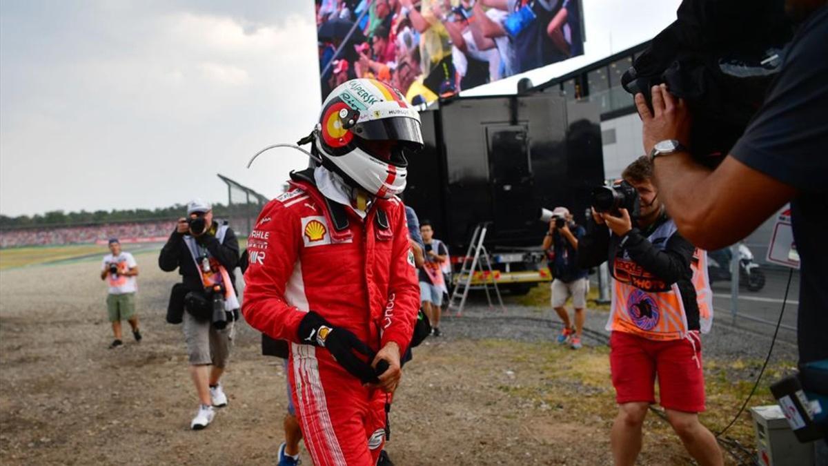 Vettel abandona cabizbajo la pista de Hockenheim