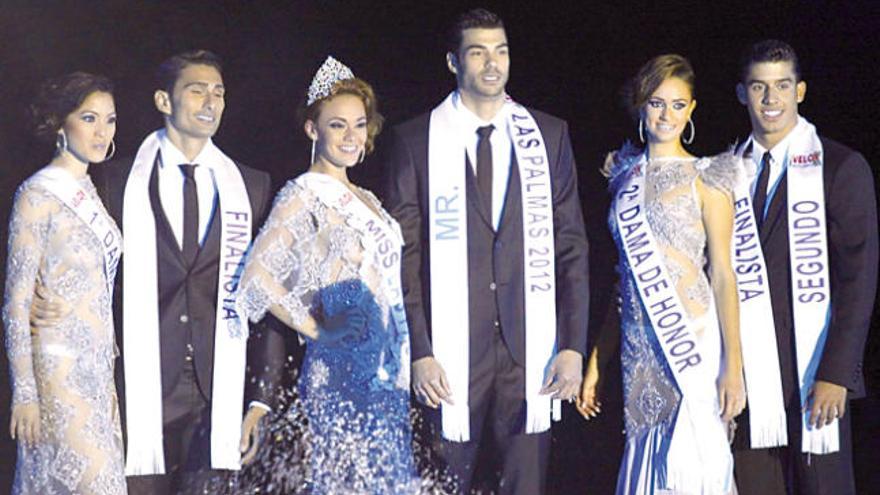 Lorea González y Edmundo Perdomo, en el centro de la imagen, junto a los demás finalistas.