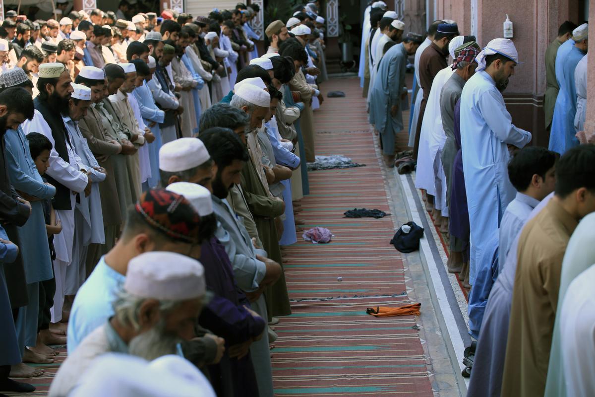 Los musulmanes celebran el fin del Ramadán. Fiesta del Eid al-Fitr en Peshawar, Pakistán.