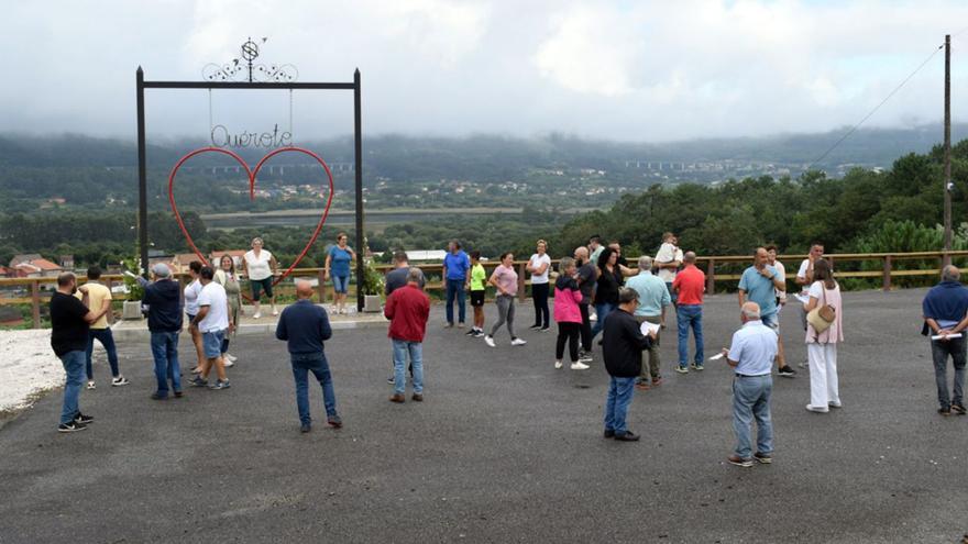 Vecinos de Vilar disfrutando de su Mirador da Perdiz, que obtuvo el primer galardón valgués