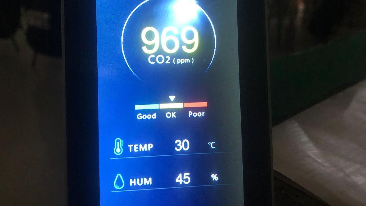 Un medidor muestra que la temperatura en el aula alcanza los 30 grados.