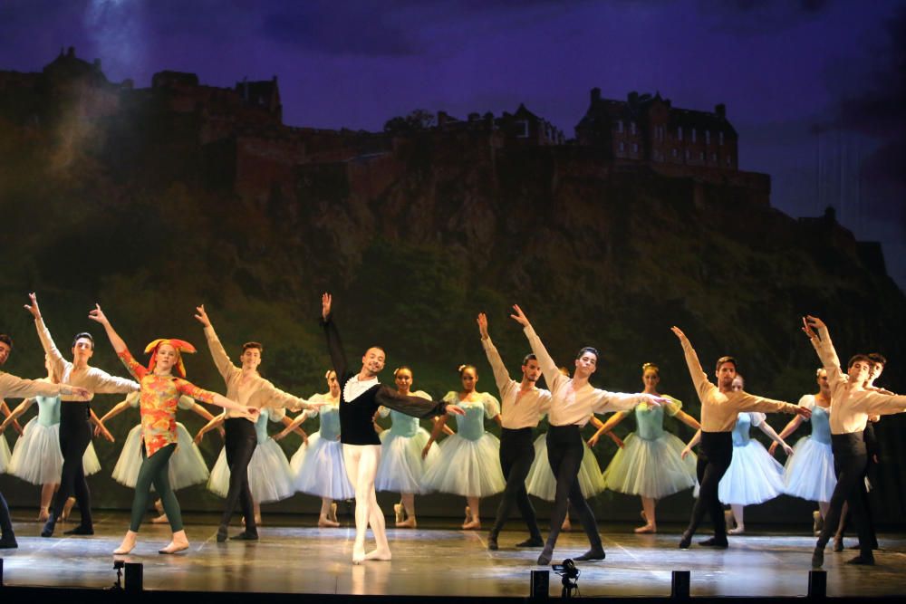 El Teatro Cervantes acoge la versión escénica de Alicia en el país de las maravillas y El lago de los cisnes, este último coreografiado por Valentina Letova