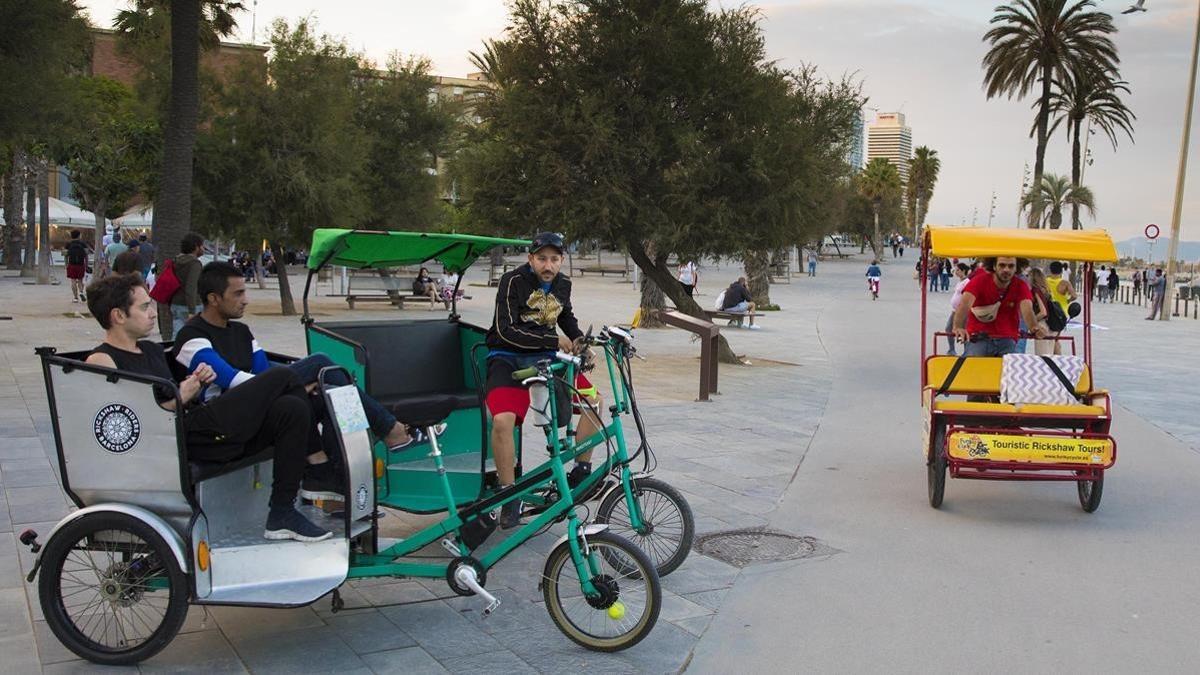 Bicitaxis en el paseo Marítim de Barcelona.