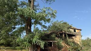 Trece heridos trasladados a hospitales tras la caída de un árbol sobre el porche de una masía en Batet de la Serra