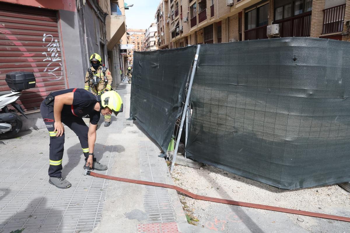 Una fuga de gas obliga a paralizar de nuevo las obras en la calle Pintor Otilio de Alicante