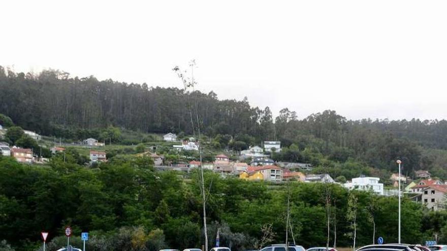 Los postes de la luz en el aparcamiento de Broullón. // Gonzalo Núñez