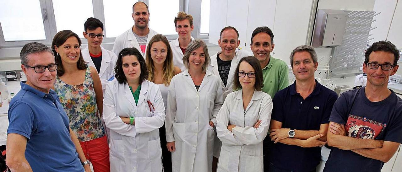 Isabel Pastoriza (2ª por la izquierda), Gustavo Bodelón y Jorge Pérez (2º y 1º por la derecha), con otros miembros del equipo de Química Coloidal de la UVigo, que coordinará el proyecto europeo. |   // MARTA G. BREA