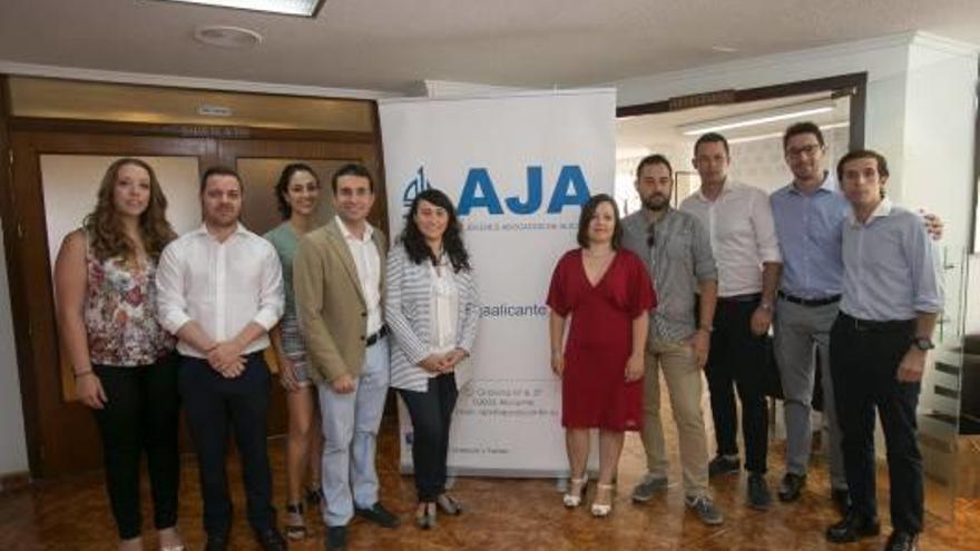 Los jóvenes abogados de la Comunidad se acercan