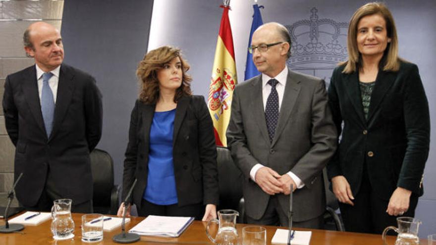 Els minstres Luis de Guindos, Soraya Sáenz de Santamaría, Cristóbal Montoro i Fátima Báñez, ahir a Madrid.