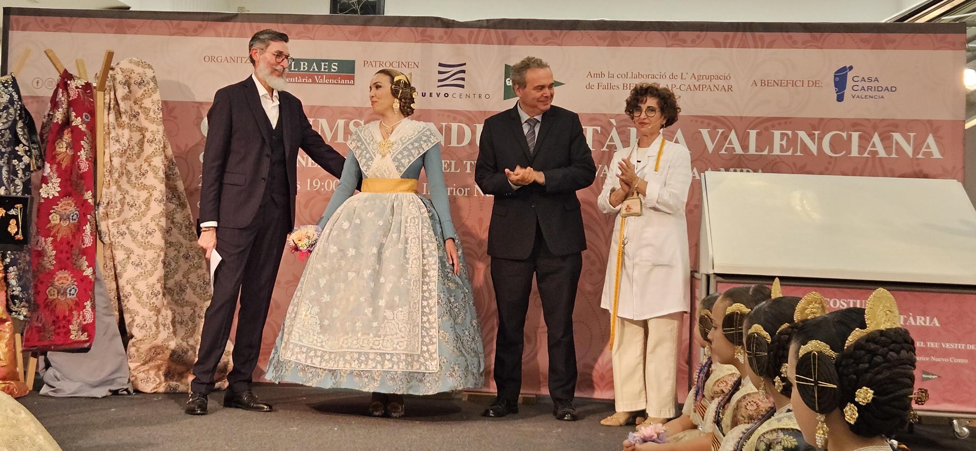 Fiesta de la indumentaria en Nuevo Centro: un traje de valenciana en directo