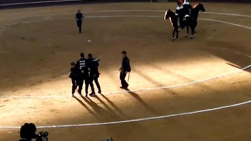 Un guardia civil insulta y amenaza a un antitaurino detenido en una plaza de toros de Madrid