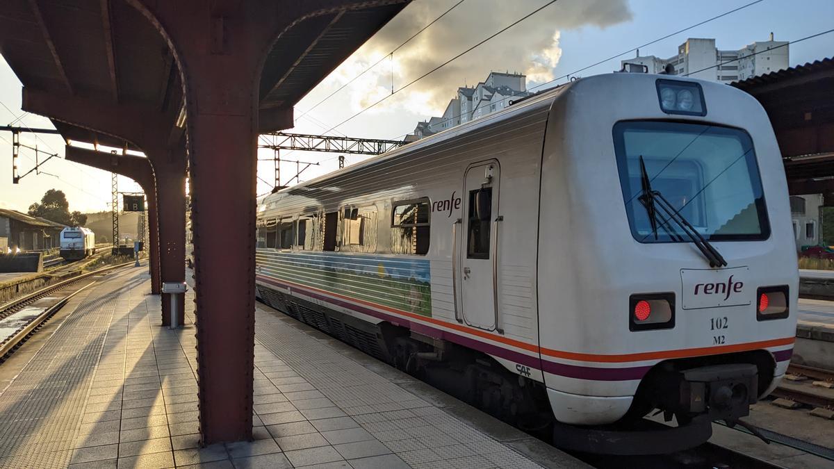 Un tren de la línea entre A Coruña y Ferrol, en un andén de la estación de tren de San Cristóbal.