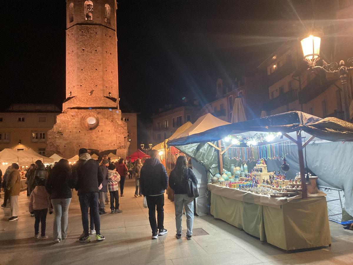 El campanar de Puigcerdà il·luminat de nit aquest hivern