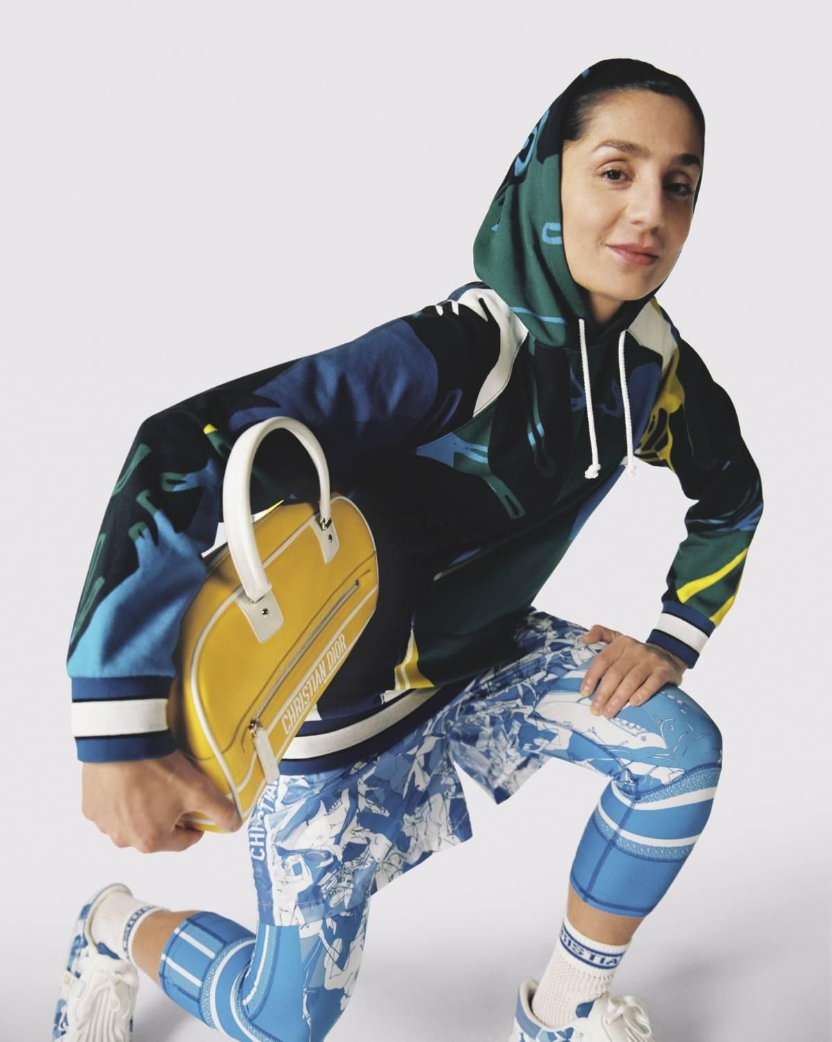 La futbolista afgana Nadia Nadim posa con el bolso bowling Dior Vibe y 'total look' de la colección Crucero 2022 de Dior