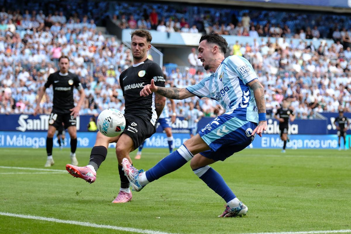 Joquín Muñoz intenta un centro ante un rival del Andorra.