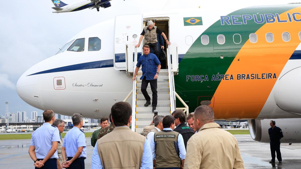 Bolsonaro baja de un avión tras sobrevolar la zona afectada.