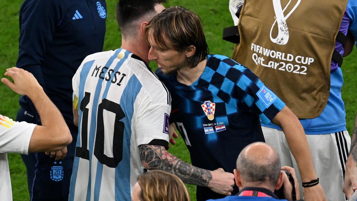 Lionel Messi y Luka Modric se saludan al final del encuentro.