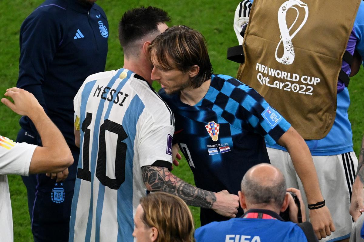 Lionel Messi y Luka Modric se saludan al final del encuentro.