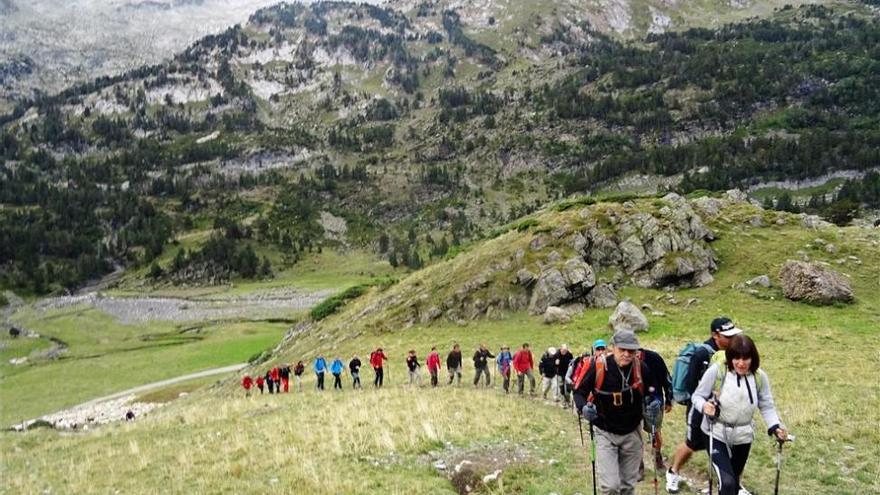 Consejos para actividades senderistas en la naturaleza en una nueva guía