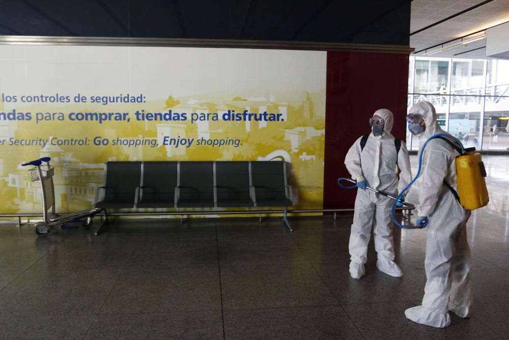 Efectivos de la UME, en el Aeropuerto.