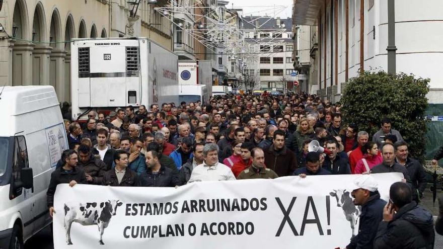 Centenares de ganaderos piden un precio justo para la leche, en una manifestación, ayer, en Lugo.