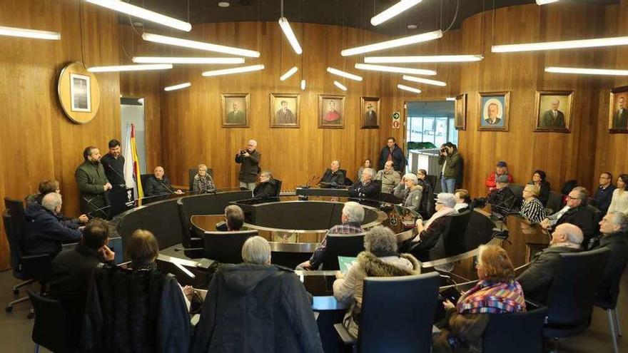 Los vecinos de Escaldes-Engordany, durante la recepción, ayer, en el consistorio. // Bernabé