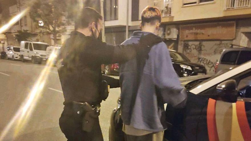 Un policía, con uno de los jóvenes detenidos en Foners.