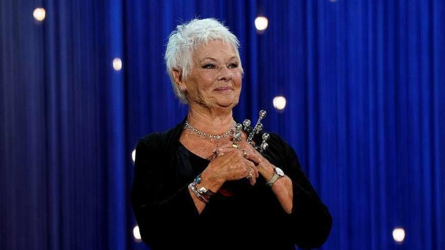 Judi Dench, anoche, tras recoger su premio Donostia, en el festival de Cine de San Sebastián.