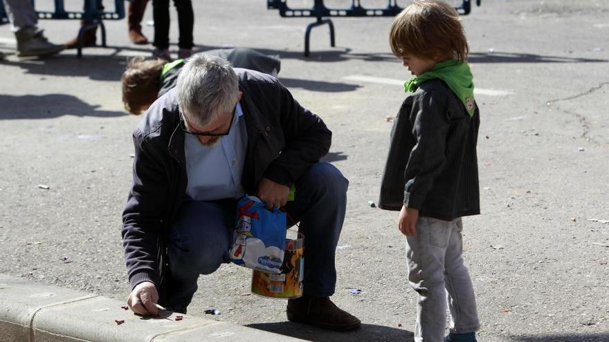 Niños tirando petardos en las Fallas en una imagen de archivo.