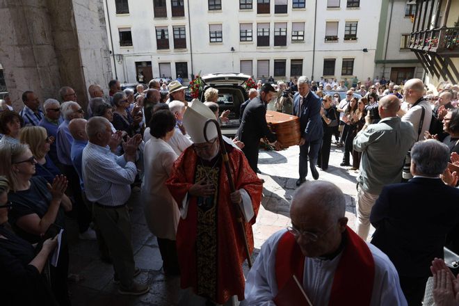 EN IMÁGENES: Así fue el funeral de Antonio Trevín en una abarrotada basílica de Llanes