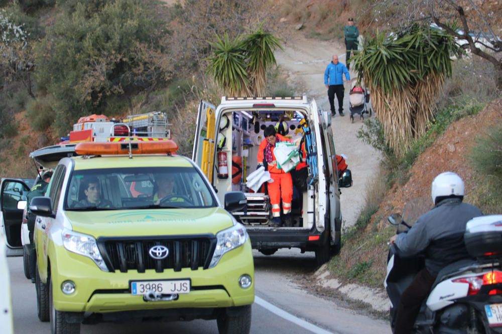 Dispositivo de rescate para el niño de dos años que ha caído por un pozo de 150 metros en Totalán.