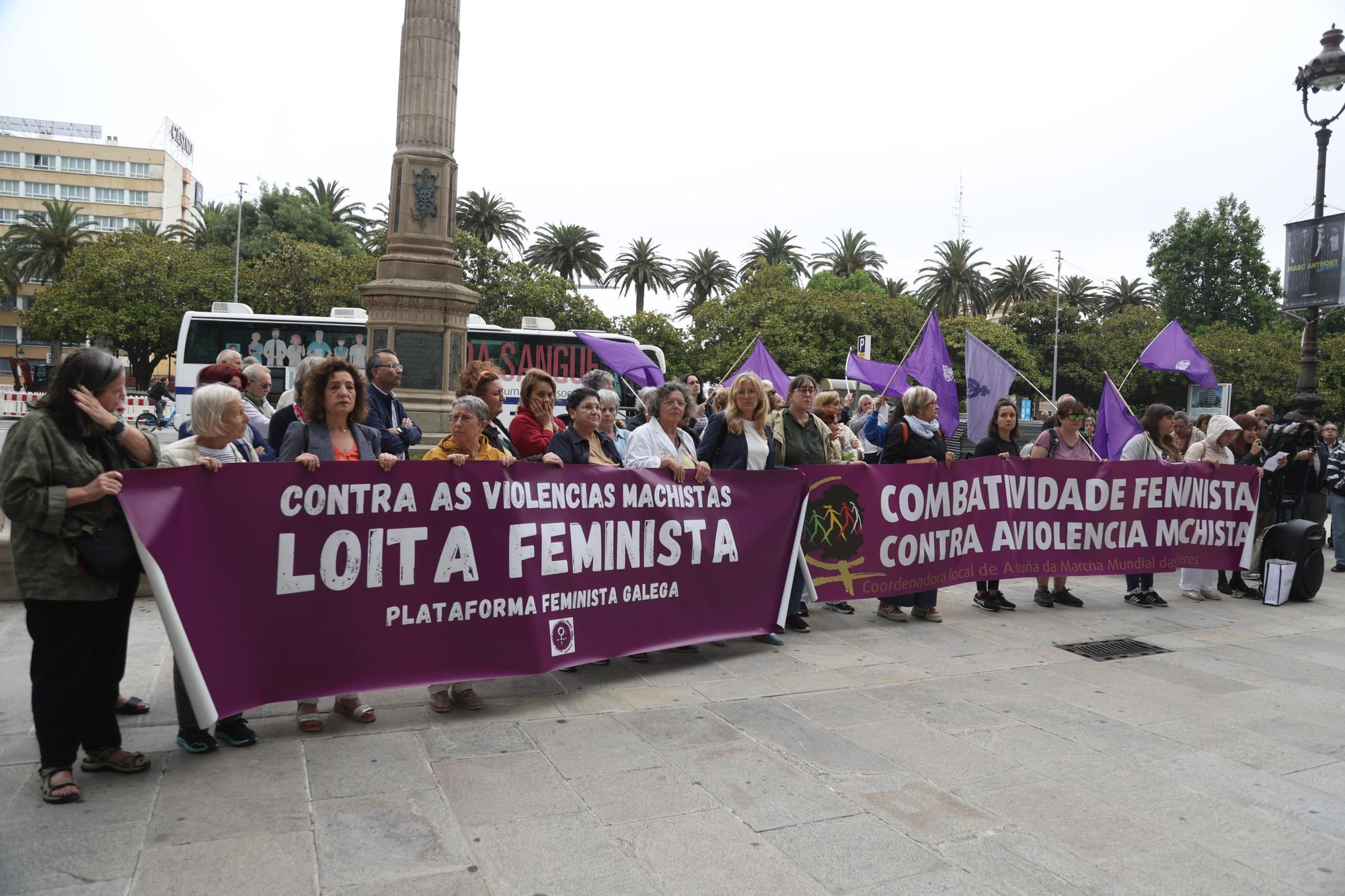 Protesta de SOS Sanidade Pública contra las esperas del Sergas en A Coruña: "¡Que metan a Rueda en la lista!"