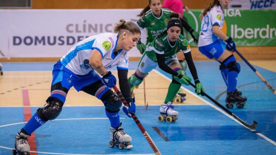 Rebeca González, en un ataque del Hockey Club Coruña frente al Cerdanyola en Riazor. |  HCFF