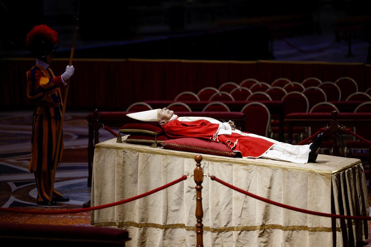 El cuerpo del ex Papa Benedicto yace en la Basílica de San Pedro en el Vaticano.