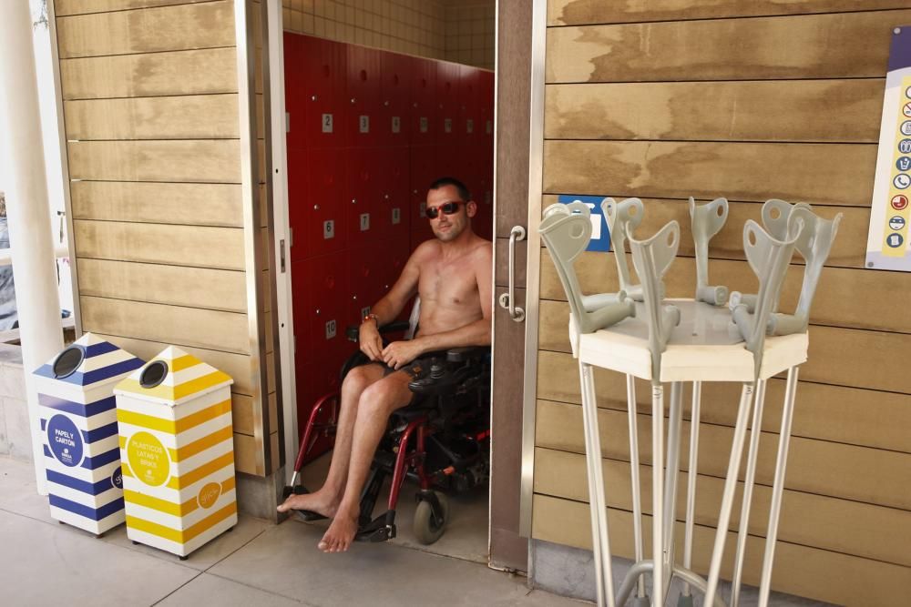 Servicio de baños en la playa de Poniente para personas con discapacidad