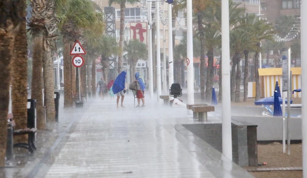 Una fuerte tormenta descarga en Benidorm