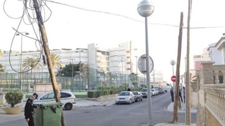 Lkw fährt an der Playa de Palma Telefonmasten um