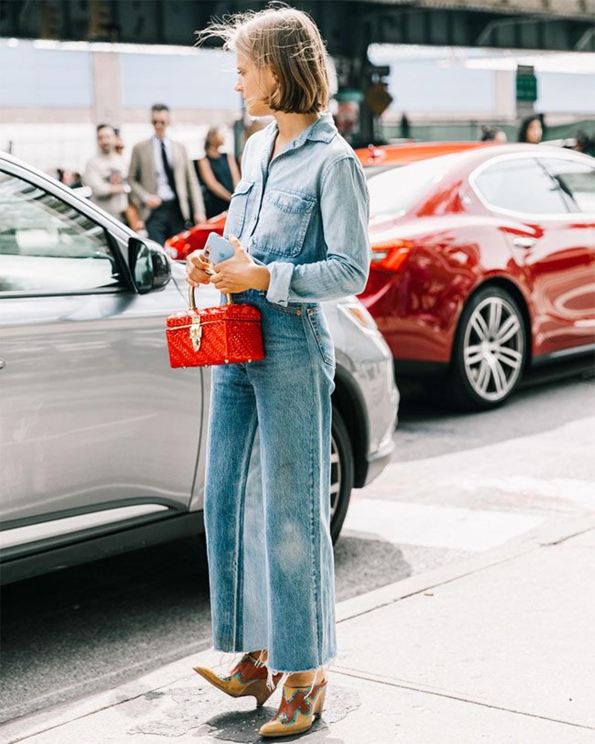 Con pantalón ancho y camisa tejana en distintos tonos de azul