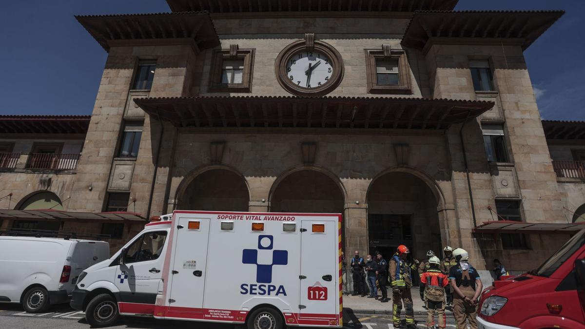 El operativo desplegado tras ser arrollado un maquinista en Oviedo.