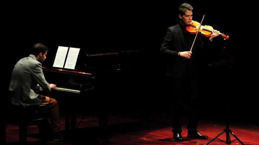 El Conservatorio ofreció ayer un recital en el Auditorio para celebrar las Letras Galegas.  // Iñaki Abella